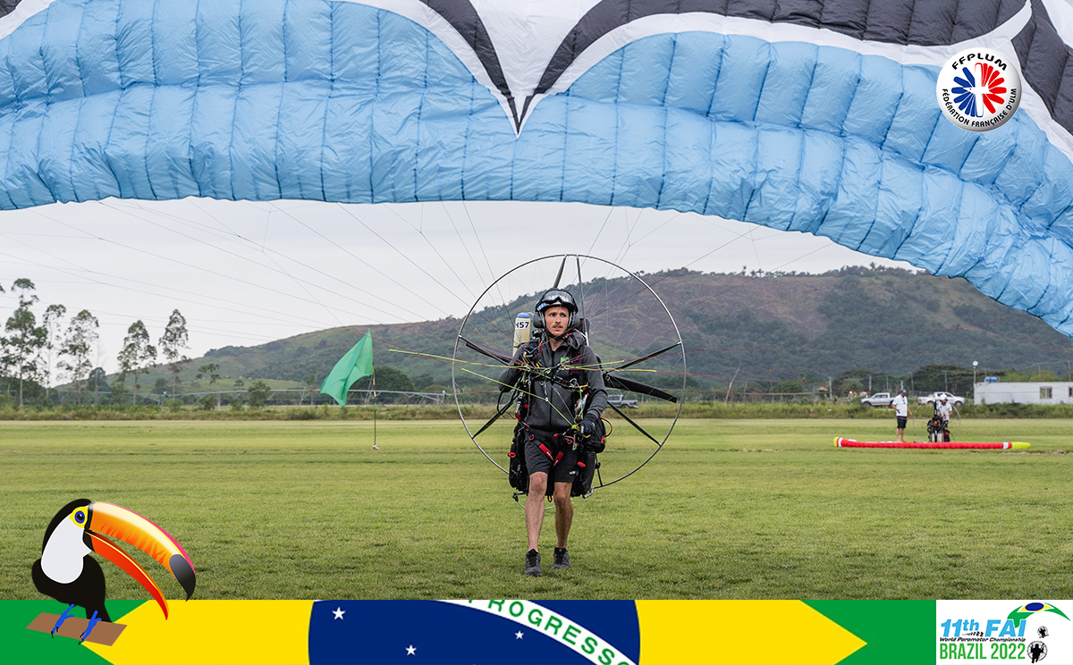 Alexandre Matéos inflating his wing before take-off
